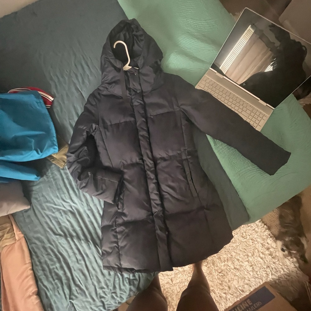 Women’s Navy Winter Coat, worn no more than 3 times. Small flaw (shown in pic)